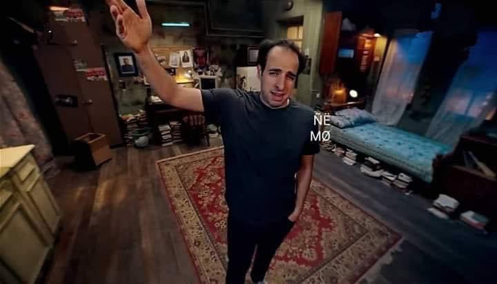 "أحياناً بنحس بالوحدة مش بسبب قلة الناس في حياتنا ولكن بسبب قلة الناس ال نقدر نبقي علي طبيعتنا معاهم"

الدحيح | غدر الصحاب 🎬