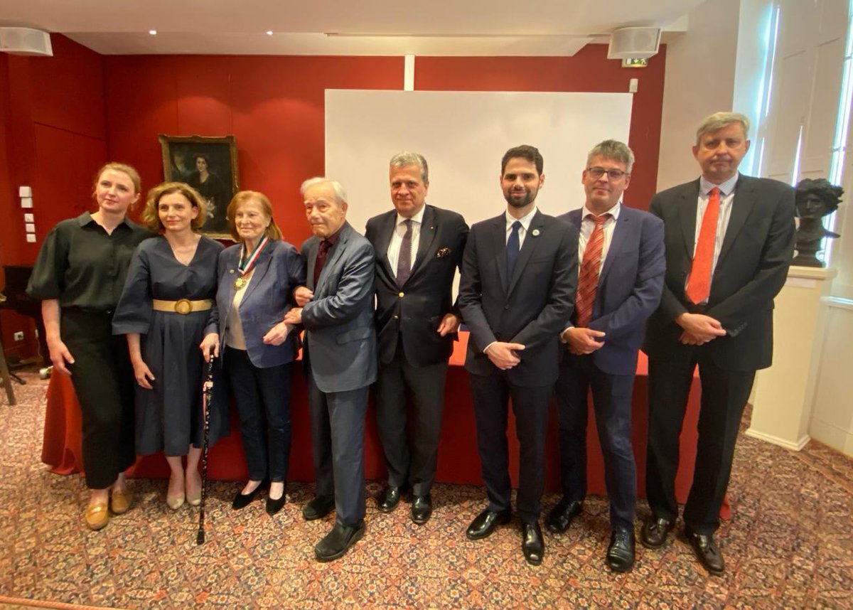 L'Ambassadeur J. E. Rościszewski a remis ce soir la médaille du Mérite culturel 🇵🇱 #GloriaArtis à Mme Rita #Gombrowicz, épouse de l'écrivain Witold Gombrowicz, propagatrice de l'œuvre 📚 de #Gombro. La cérémonie s'est tenue en présence de l'Ambassadeur d'Argentine J. Sielecki.