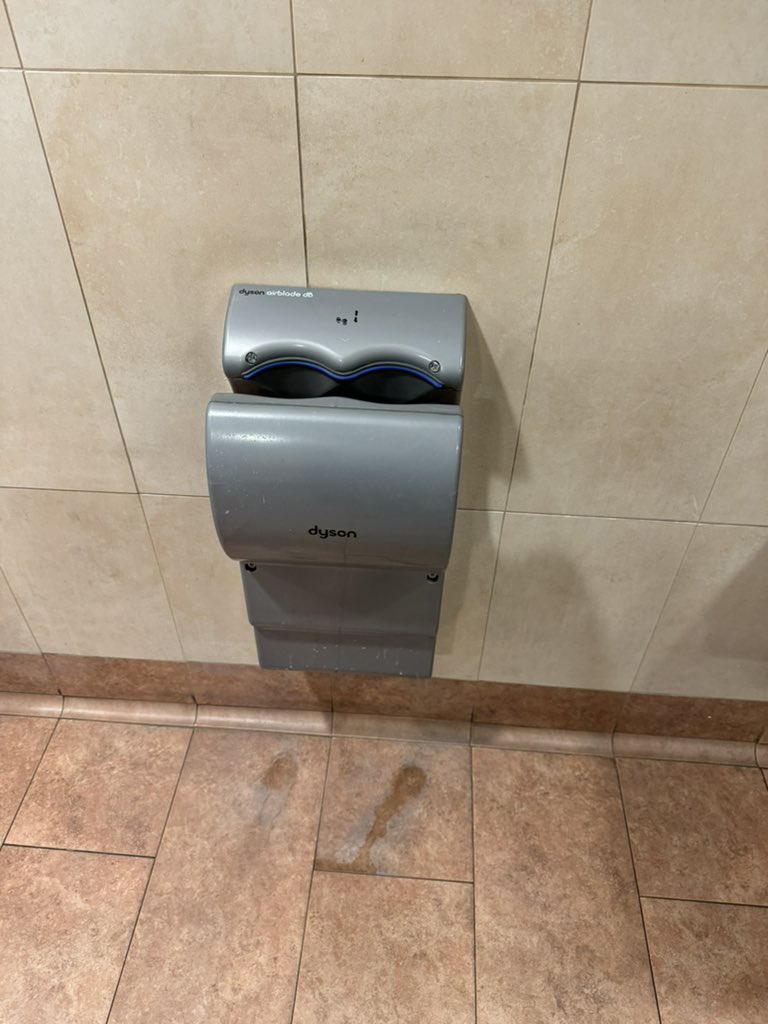 robbie71w's tweet photo. Worst urinal ever. 2/10 stars https://t.co/Xmrrr8cz7t