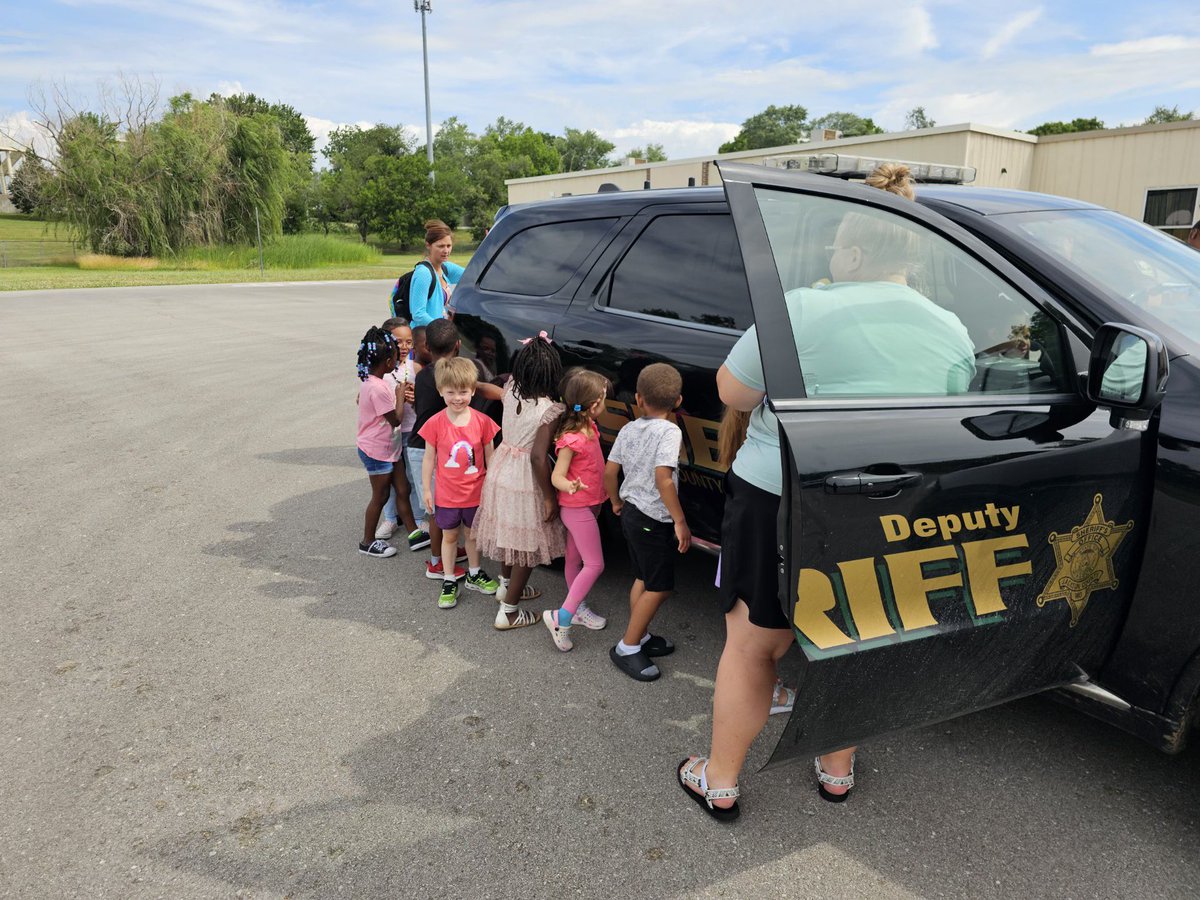 HMC1_Ingels's tweet photo. Kindergartners at Ingels had the chance to learn about police officers. @HMC1Proud https://t.co/q9iQWup0BM
