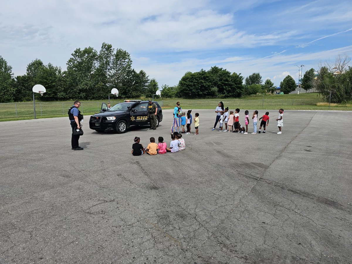 HMC1_Ingels's tweet photo. Kindergartners at Ingels had the chance to learn about police officers. @HMC1Proud https://t.co/q9iQWup0BM