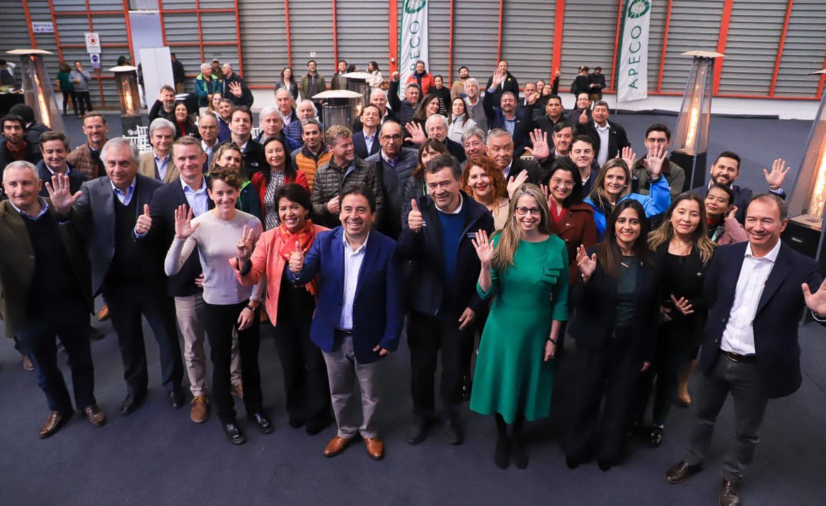 tvalenzuelavt's tweet photo. Estamos muy contentos y orgullosos de este avance histórico para las y los productores de uva de mesa de nuestro país. 

Después de 24 años de negociaciones, Chile y Estados Unidos acordaron la puesta en marcha del Systems Approach para la uva de mesa. 

Esta es una tremenda noticia para las regiones de Atacama, Coquimbo y Valparaíso, porque permitirá que la uva de mesa pueda entrar a Estados Unidos sin fumigación con bromuro de metilo y así mejorar la competitividad de nuestra agricultura.
 
Agradecer especialmente a la embajadora de EE.UU. en Chile, Bernadette Meehan, a @sagchile, subse @clausanhueza, @odepa, Frutas de Chile y equipos técnicos que hicieron posible este gran logro para nuestro país.