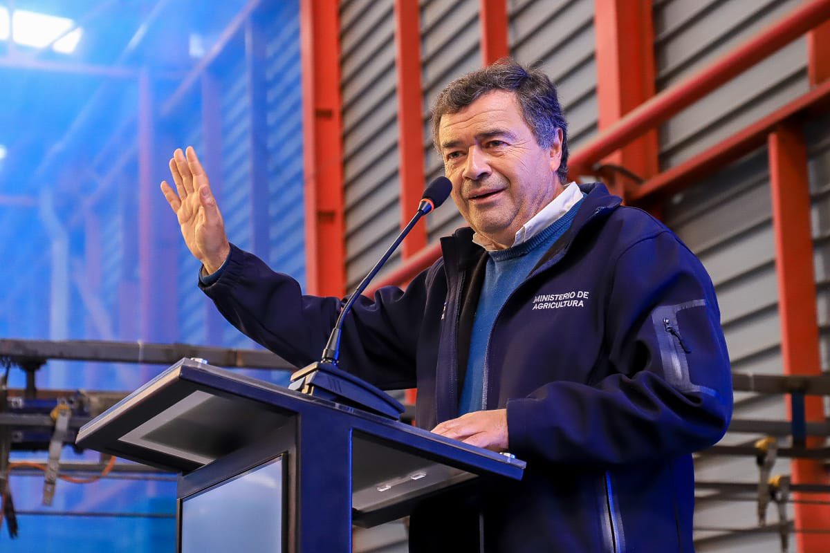 tvalenzuelavt's tweet photo. Estamos muy contentos y orgullosos de este avance histórico para las y los productores de uva de mesa de nuestro país. 

Después de 24 años de negociaciones, Chile y Estados Unidos acordaron la puesta en marcha del Systems Approach para la uva de mesa. 

Esta es una tremenda noticia para las regiones de Atacama, Coquimbo y Valparaíso, porque permitirá que la uva de mesa pueda entrar a Estados Unidos sin fumigación con bromuro de metilo y así mejorar la competitividad de nuestra agricultura.
 
Agradecer especialmente a la embajadora de EE.UU. en Chile, Bernadette Meehan, a @sagchile, subse @clausanhueza, @odepa, Frutas de Chile y equipos técnicos que hicieron posible este gran logro para nuestro país.