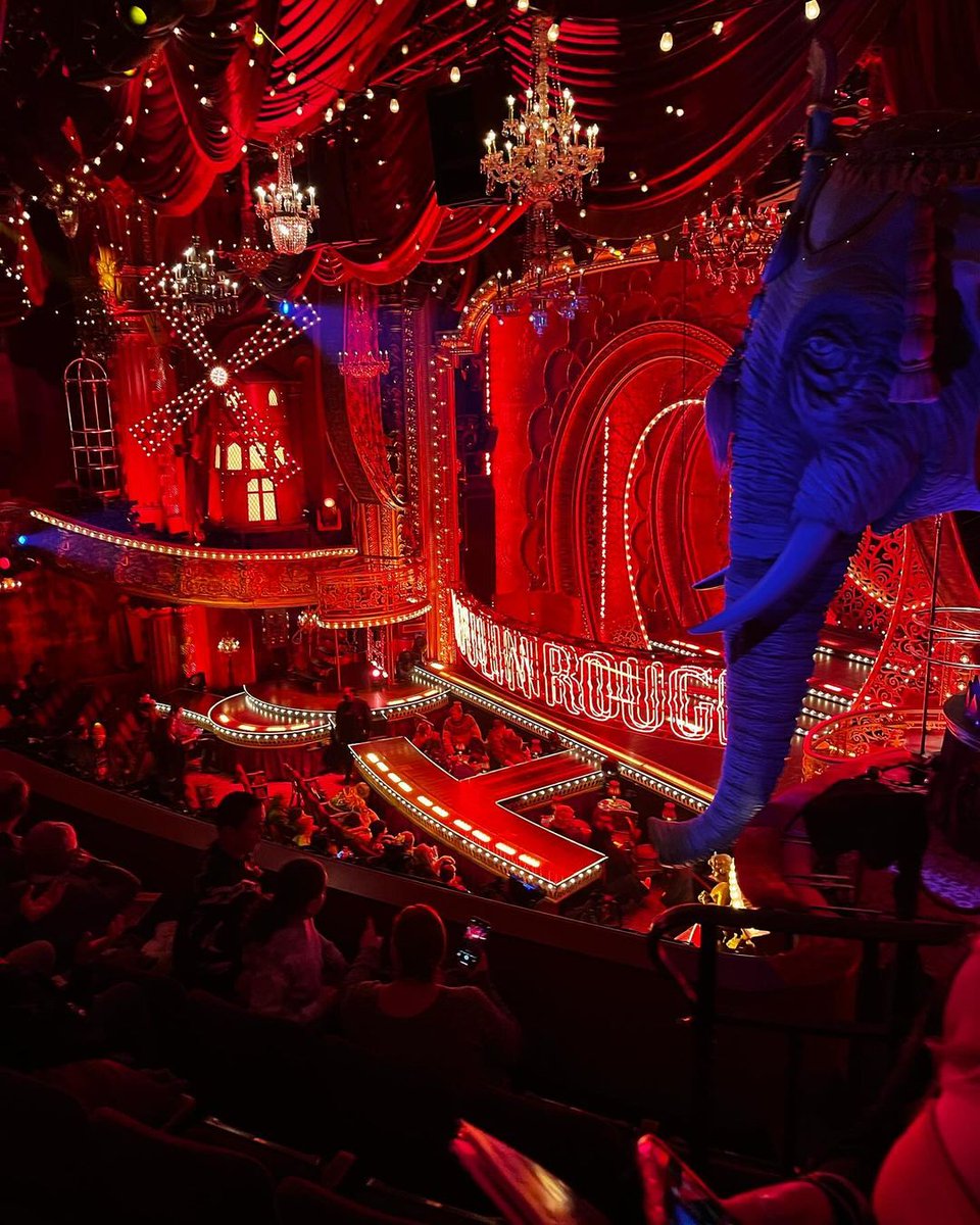 Never enough photos of the Al Hirschfeld Theatre and Derek McLane’s spectacular spectacular set! ❣️ 
📸: be.cca9575
