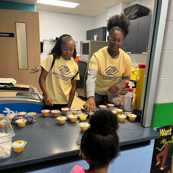 bgcsenc's tweet image. Today we’re shining a spotlight on our teens! 🌟 We’re so proud of them, whether they’re employed through our Workforce Development Program, helping younger Club members read, or just hanging out at our Clubs. Let's celebrate them! 🎉👏  #BGCWeek 2024 #bgca #bgcsenc