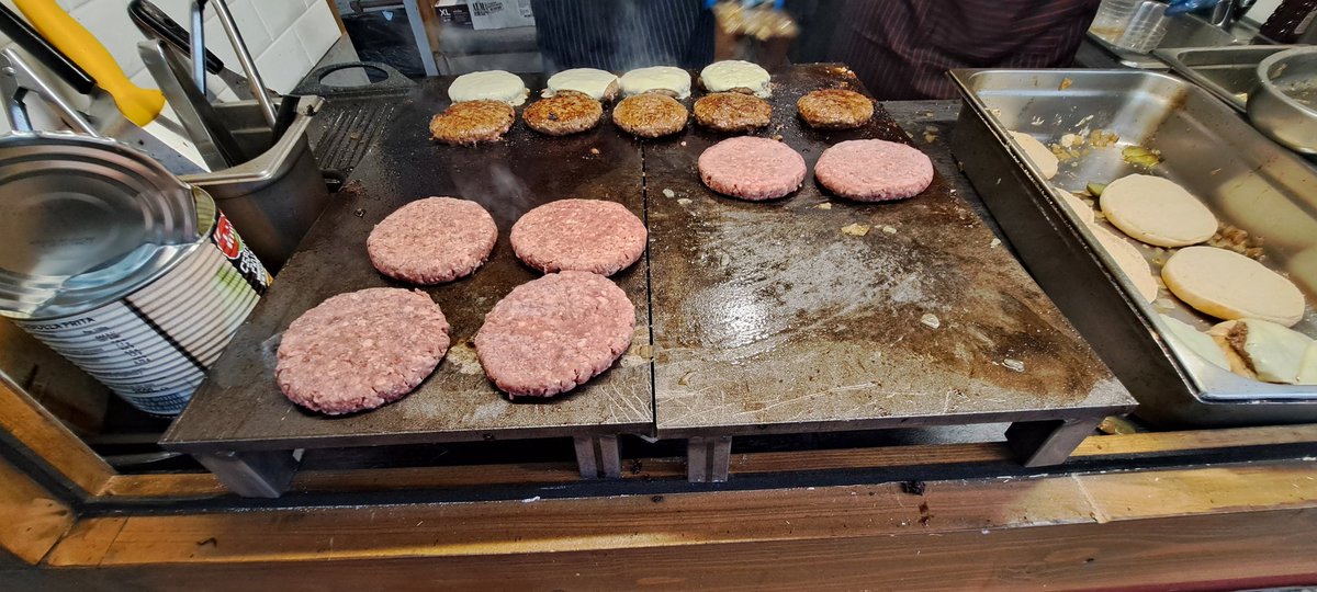 Hanburgesa goxo goxoak lasterketari ekiteko...