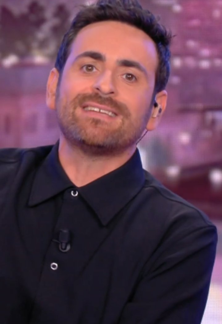 AMANDINE__7's tweet photo. Allez go #camilleestimages avec @CamilleCombal je regarde pour Chanchan 😂😂😏😎 @chantalladesouO https://t.co/AheW7SUV7C