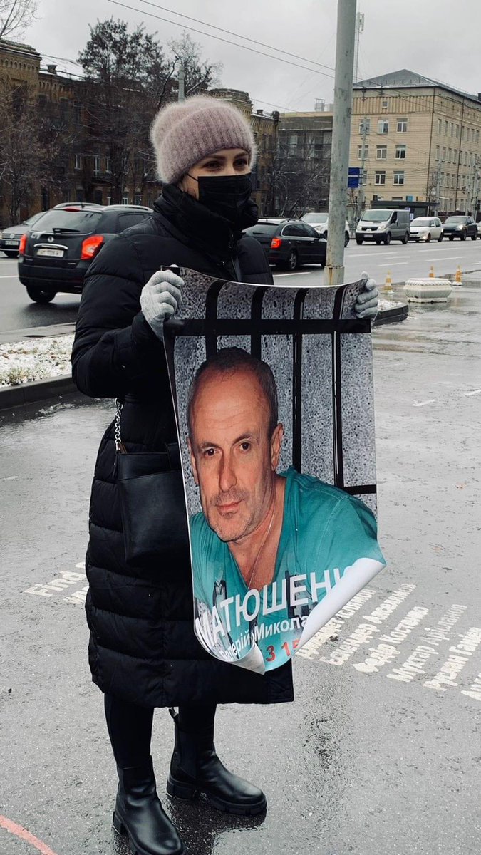 Сьогодні з полону повернули, зокрема, Валерія Матюшенка. У ворожих застінках цей цивільний з Кальміуського без двох тижнів провів (!) 7 років. 

Назавжди запамʼятала, як дружина Валерія Тетяна сказала мені на інтервʼю: «Я битимуся до останнього, тому що мною керує кохання».