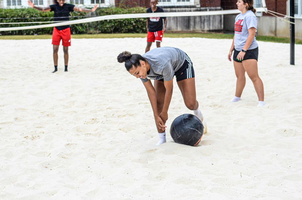 Playing in the sand 🏖️

Work + Play = medicine ball beach volleyball on a Friday morning!

#StayCocky🐔
