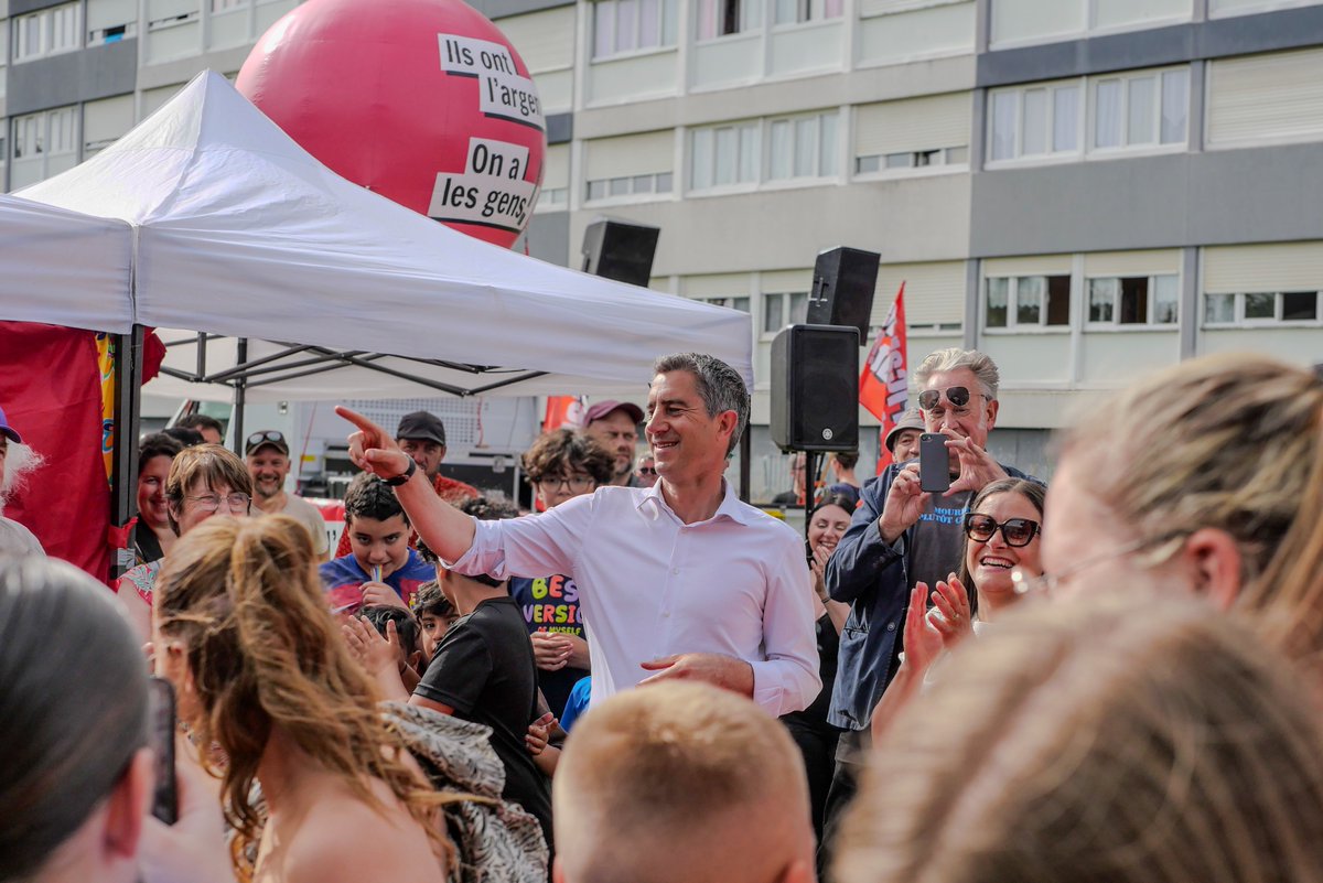 Francois_Ruffin's tweet photo. Renverser la vapeur en 3 semaines. 3 petites semaines. C'est le pari fou qu'on s'est donné ici, dans la 1ère circonscription de la Somme, à la sortie des élections européennes. Avec une extrême droite à 44% et une gauche à 26%. 18 points de retard. A aller chercher, avec les dents.

La vérité : c'était dur. Le RN avait le vent dans le dos, et nous, de face. On a ramé à contre-courant, on a pris des murs, des portes qui se claquaient, de la colère, du ressentiment. Mais petit à petit, on a retrouvé la confiance des gens. Parce qu'on leur a parlé à hauteur d'hommes et de femmes, sans donner des leçons.
Parce qu'on a réactivé cette demande de justice, qui traverse toute la France populaire : pourquoi là-haut ça se gave pendant qu'on nous rationne en bas ?
Parce qu'on y a mis de la joie, des sourires, du bonheur, de la musique.
Parce qu'on a incarné ce qu'on veut pour le pays : une gauche généreuse.

Quoi qu'il se passe dimanche, on n'aura pas de regret. On a tout donné. Une campagne du feu de Dieu, grâce à vous, tous, toutes, qui avez répondu à l'appel du front de la Somme, à l'appel de ses terres populaires et ouvrières, des quartiers d'Amiens-Nord aux bourgs du Val-de-Nièvre, à l'appel de notre France belle et rebelle qu'on devra faire ensemble.

Vous, les Picards, les Picardes Debout ! Et vous aussi de partout, venu filer un coup de main, depuis Paris, Lyon, Lille, Marseille, Rouen, Bruxelles… et même Chicago ! Un immense merci. Sans vous, rien n'aurait été possible.

Dimanche, en Picardie comme partout dans le pays, on va voter Front populaire. Pour changer la vie, un peu, en mieux.

#legislatives2024