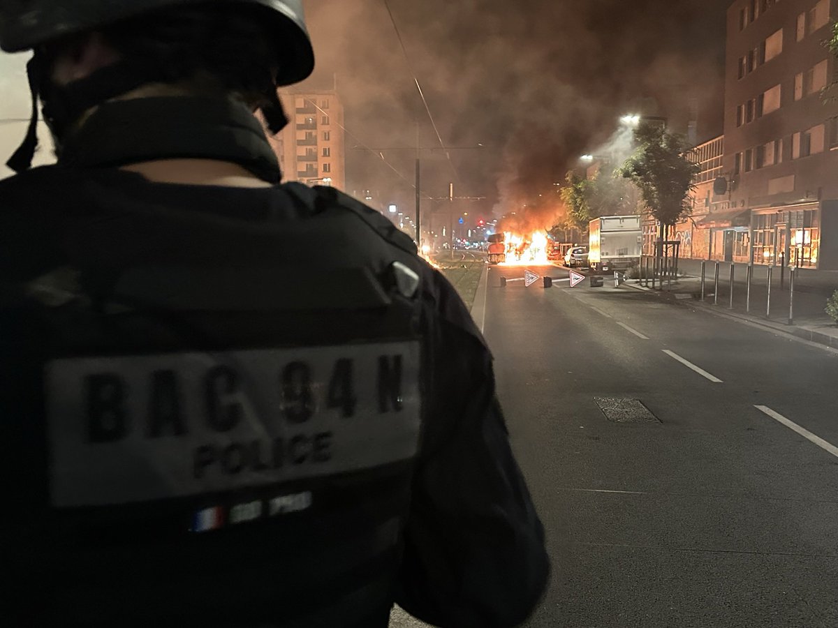 mvalet_officiel's tweet photo. Il y a un an, après l’affaire Nahel ,avec mes collègues de la BAC94N nous étions plongés dans les pires émeutes du pays.
Fier d’avoir commandé ces policiers courageux qui ont évité que la République 🇫🇷 ne vacille.
On n’oublie pas les 900 policiers, gendarmes et pompiers blessés. https://t.co/Bn0i2AQwBS
