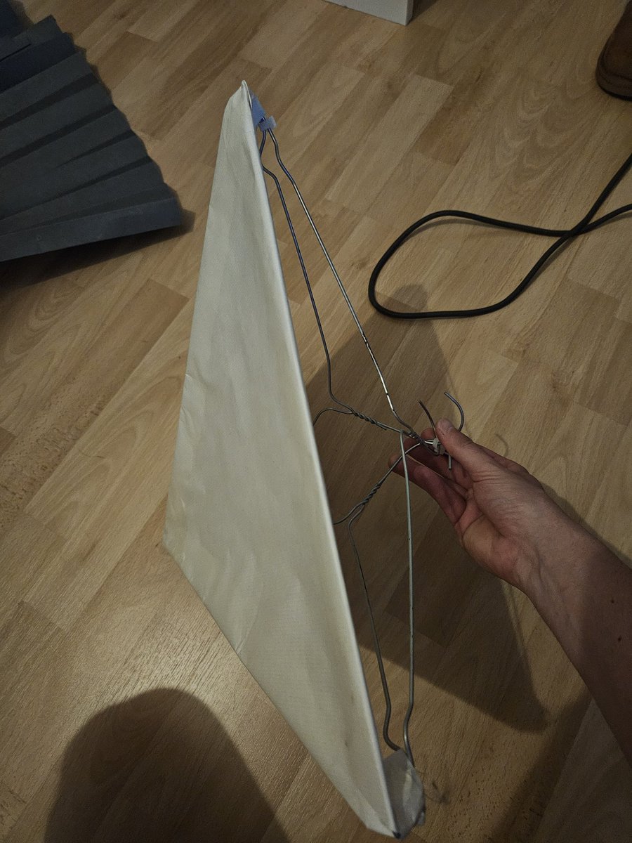 AndiGAMETV's tweet photo. Vielleicht wäre es mit dem Umzug doch mal Zeit für ein paar @elgatoDE #Keylights? 😂😂
Bin aber tbh noch immer etwas stolz auf mein selbst gebaute "Softbox" 😬😂 https://t.co/LFeMpKfWyH