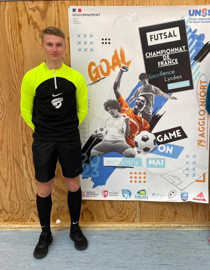 Lucas, Louis, Noah @ssfalens <a href="/LensLycee/">Lycée Condorcet Lens</a> <a href="/AcLille/">Académie de Lille</a>  accompagneront le dernier porteur de la 🔥 olympique mercredi 03 juillet #Lens 🫶 🙂
#JOParis2024