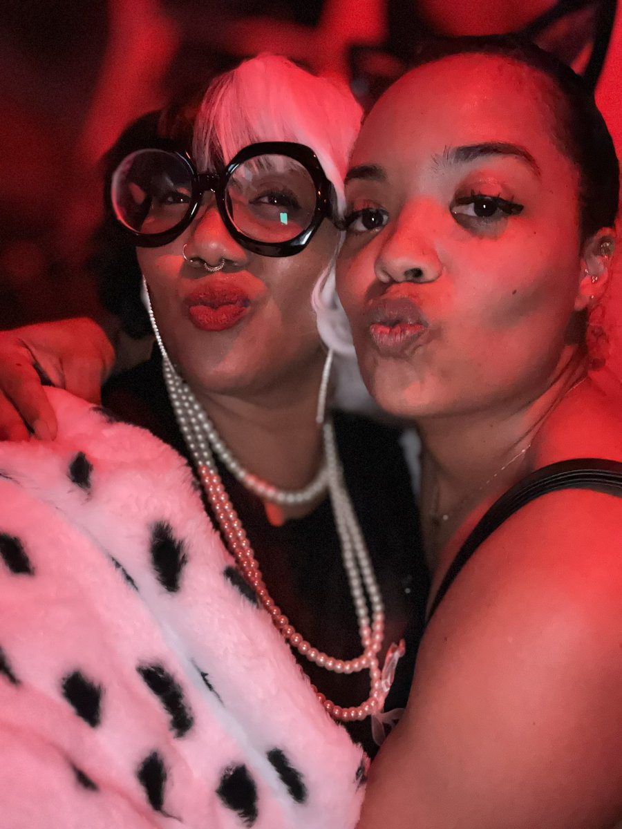 MsLipstickJunky's tweet photo. The way I love @FollowBrieMari endlessly &amp; effortlessly
It’s Cancer Season!!! https://t.co/qGfJS435O9