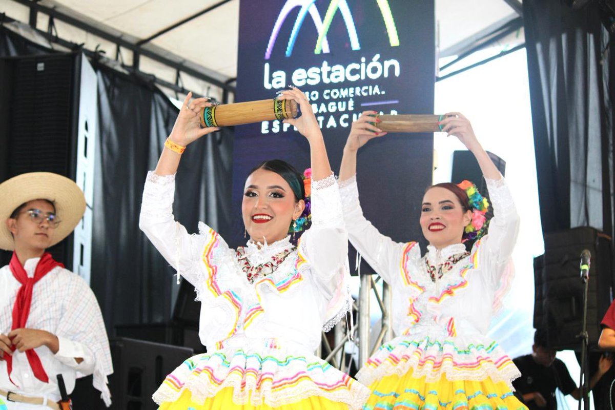 ffolcloricocol's tweet photo. 🫶🏼 En el Centro Comercial La Estación se vivió el encuentro nacional del folclor. Muestras artísticas de los diferentes departamentos de Colombia llenaron de alegría a los tolimenses.

No te pierdas la programación del festival folclorico Colombiano 💃🏻🕺🏻#MiCasaEstáDeFiesta https://t.co/cKXAXAuFWJ
