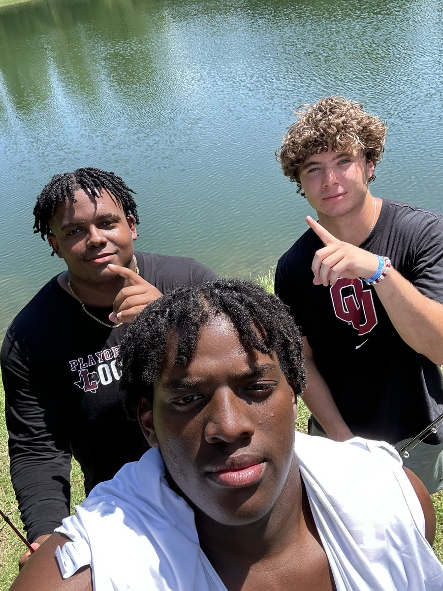 SeanHutton64's tweet image. Chilling with the guys! BOOMER!
@KevinSperry9 @Quan_Byers 
@OU_Football @CoachVenables 
#BOOMER #OUDNA #XXV ‼️‼️
