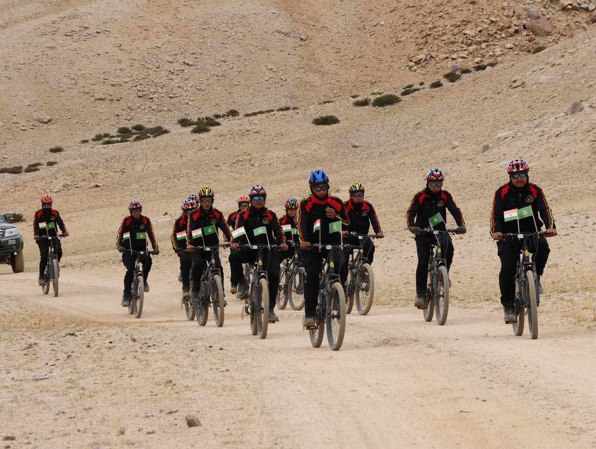 firefurycorps's tweet photo. #KVD2024 

“Honoring the valour”

The Kargil Victory Ride from #RezangLa to #Kargil by Head Hunters #MashkohSaviours of the #ParashuWarriors Brigade, traversing the gruelling yet serene trails, reached Chumathang. 

Enroute, the expedition interacted with students at Govt School, Nyoma and motivated the young bright sparks through stories of valour & bravery from the #KargilWar .

#IndianArmy 
#cycling 
#KVDRajatJayanti 
@NorthernComd_IA 
@prodefleh 
@lg_ladakh