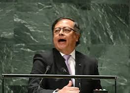 Estos tres son lo mismo, gente llena de odio, con una necesidad imperiosa de destruir, maquillando sus intenciones con una careta de humanidad y de solidaridad con el pueblo. Son la farsa de la historia.