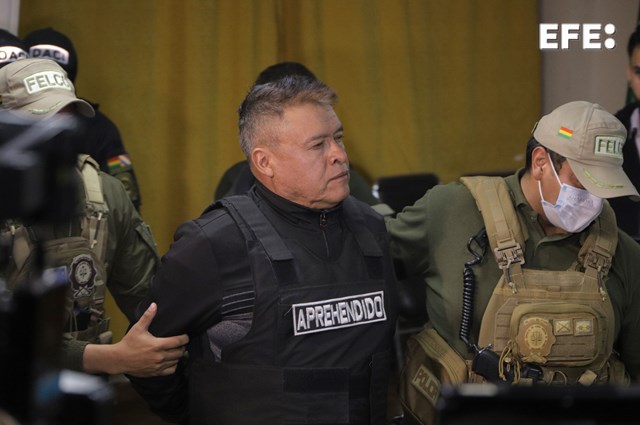 EFEnoticias's tweet photo. A los tres se les imputaron los delitos de alzamiento armado y terrorismo y deben cumplir la resolución judicial en la cárcel de máxima seguridad de Chonchocoro, en el altiplano de la región de La Paz.
https://t.co/l6w1dIXZdt https://t.co/FnHvUvvbCA