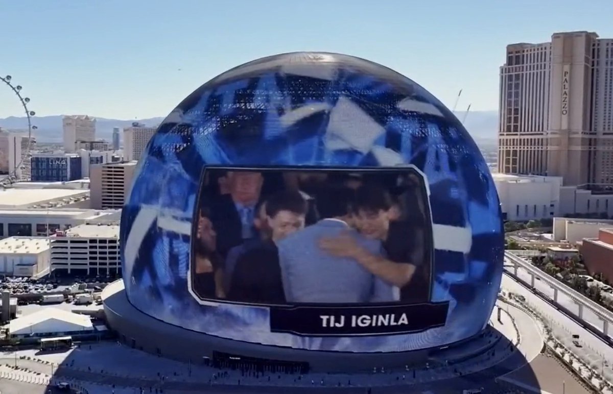 Who was that at the end of the Iginla family hugs? It was Will 'choccy milk Munro! 

Tij Iginla and Will roomed on the road together this past season. 

#NHLDraft x <a href="/utahhockeyclub/">Utah Mammoth</a>