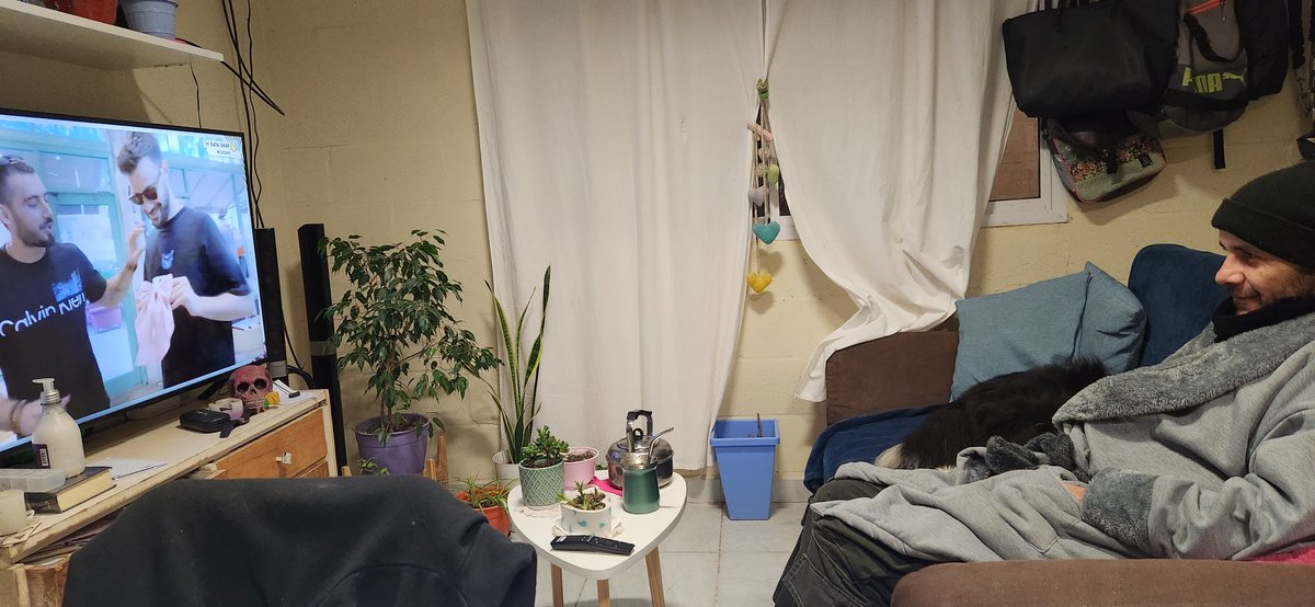 CotyRg's tweet photo. Sume un integrante más a la comunidad de @luzu_tv 😆😆😆  

hoy abrigados por el frío disfrutando de #LuzuFC en su último programa https://t.co/vpzKRXPvxH