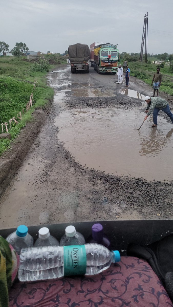 gaurav_pb's tweet image. Location - Ajintha Gaon on Jalgaon - Aurangabad highway
Thanks to local residents who were helping out to clear the traffic jam due to this threatening potholes on bridge
@nitin_gadkari