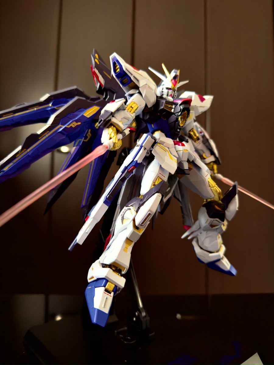 Ayu_Redgrave's tweet photo. メタルビルド  
ストライクフリーダムガンダム

細かい彩色、ディテールアップ、マーキング　最高です‼️‼️

適当にポージングを決めてもカッコよく見えて本当に素晴らしいです😊

買えて良かったぁ〜 https://t.co/75v8bbNnJe