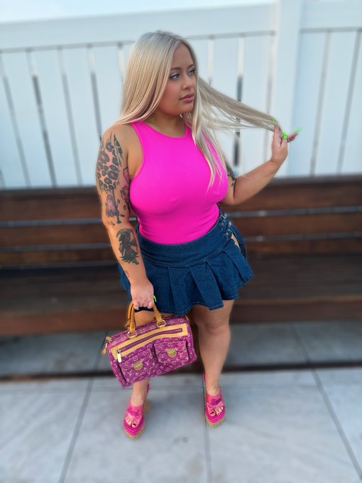 Who the fuck are you? I&rsquo;m a brat when I&rsquo;m bumping that ❄️💚 https://t.co/F8NjYsfULO