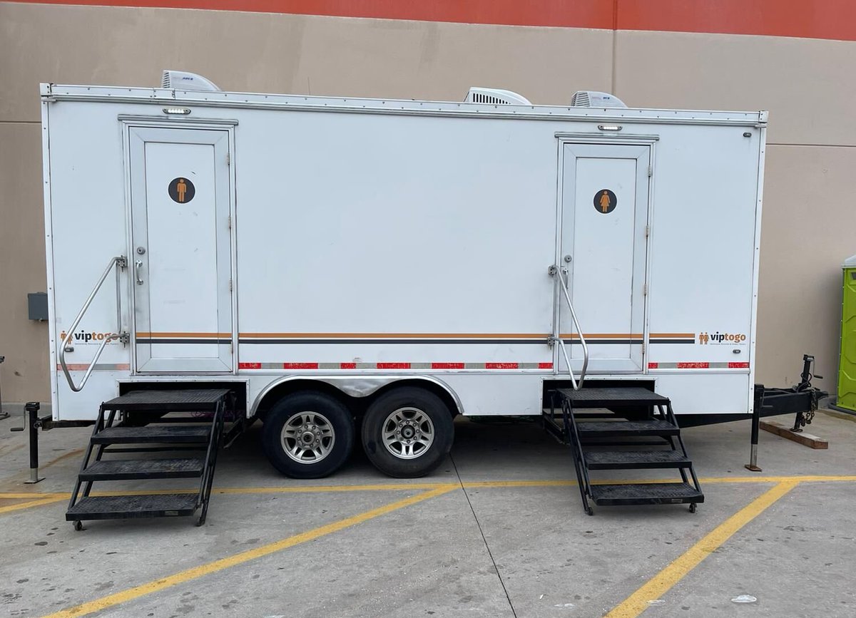 viptogo's tweet image. 🌆 Elevate rooftop events in the city with our restroom trailers. Book now for an elegant urban gathering. 🏙️ #RooftopEvents #CityLuxury #VIPTogo