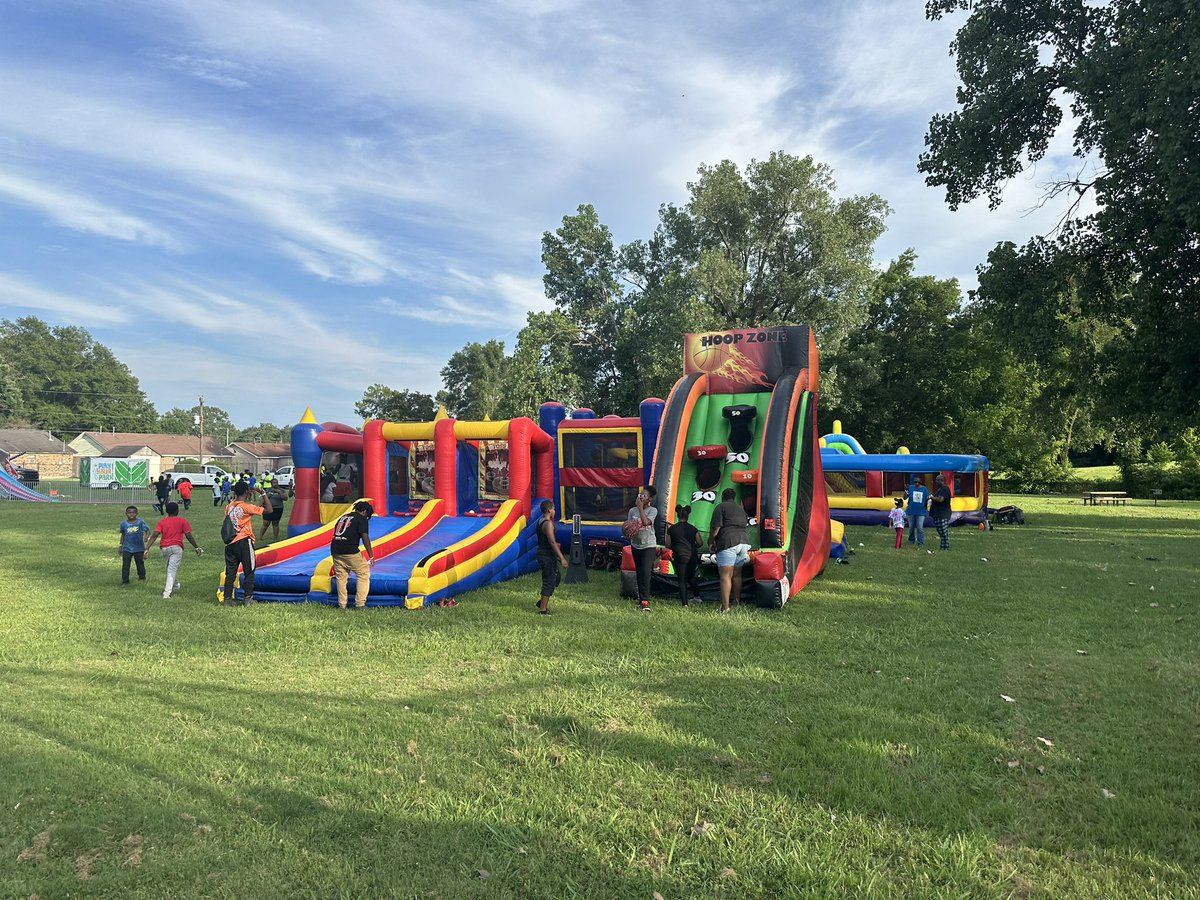 nickintosh's tweet photo. Westwood coming out for a @MEM_Parks Family Fun Friday behind the Charles Powell Community Center. #BestInGreen does it AGAIN!!!!! If you missed tonight, come on out next Friday to Gaisman Park. https://t.co/8m03pKqj8M