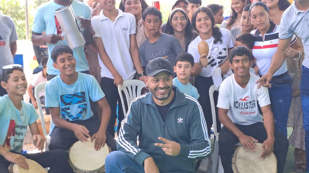 immioficial's tweet photo. #28Jun Alcalde @LuisJonasReyes "Hoy continuamos avanzando en el marco del Plan 70 obras y acciones por amor a Chávez, hoy estamos haciendo entrega de la obra 25 que es la cancha en la comunidad José Félix Ribas de la parroquia Guerrera Ana Soto.
#ConNicoTenemosPaz https://t.co/TuZ82iit28