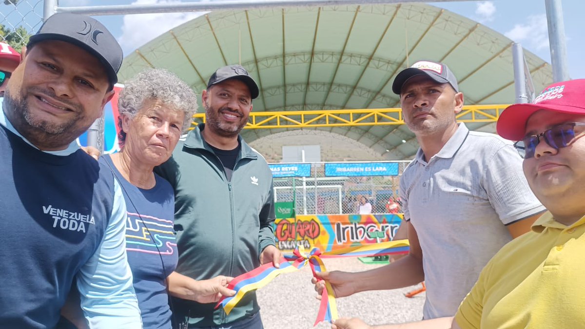 immioficial's tweet photo. #28Jun @LuisJonasReyes "También estamos entregando un gimnasio biosaludable, un parque infantil, está obra entregada atenderá aproximadamente 1.300 personas del punto y círculo con una inversión de 2.354.000,00 bs.
#ConNicoTenemosPaz https://t.co/09Y56a3q8P