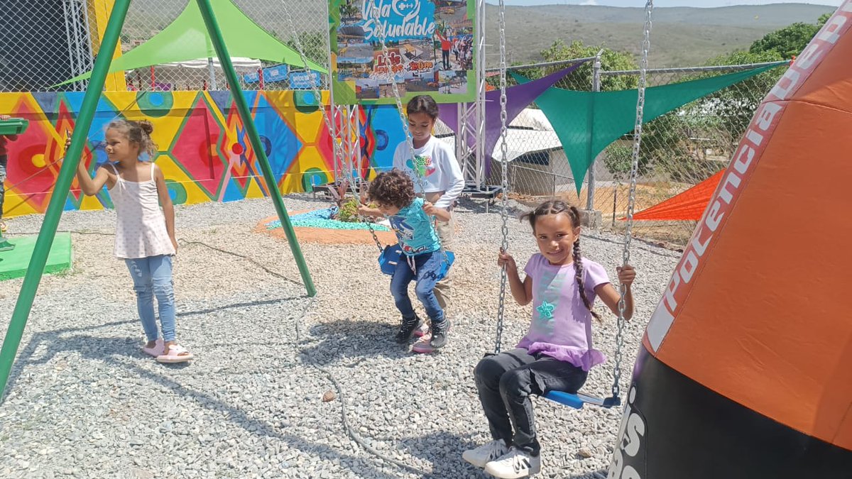 immioficial's tweet photo. #28Jun @LuisJonasReyes "También estamos entregando un gimnasio biosaludable, un parque infantil, está obra entregada atenderá aproximadamente 1.300 personas del punto y círculo con una inversión de 2.354.000,00 bs.
#ConNicoTenemosPaz https://t.co/09Y56a3q8P
