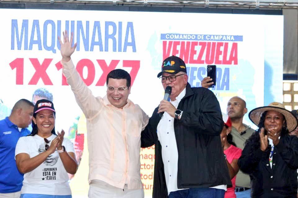 LealTelleria's tweet photo. El pueblo de Carabobo, organizado en el Movimiento Social de los CLAP, siempre fiel y consecuente con nuestro Presidente @NicolasMaduro, calienta los motores de la Maquinaria de la paz y la alegría, y reafirma que la esperanza está en la calle retumbando cada rincón de la Patria. https://t.co/x3Wx0AKYGA