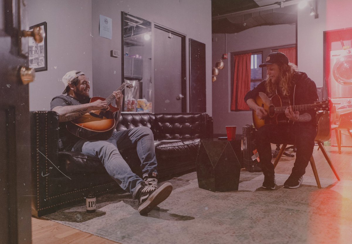 The pre-show ritual 🎸🎶🍻
#RomeAndDuddy