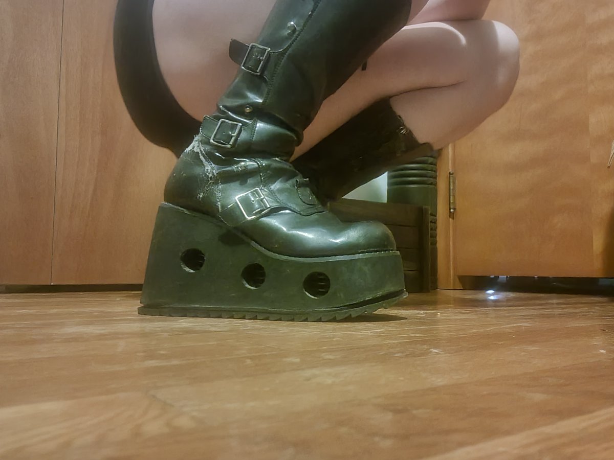 JadeHellsing's tweet photo. All the better to step on your face with, my dear. ❤ https://t.co/Oq1usPxE1w