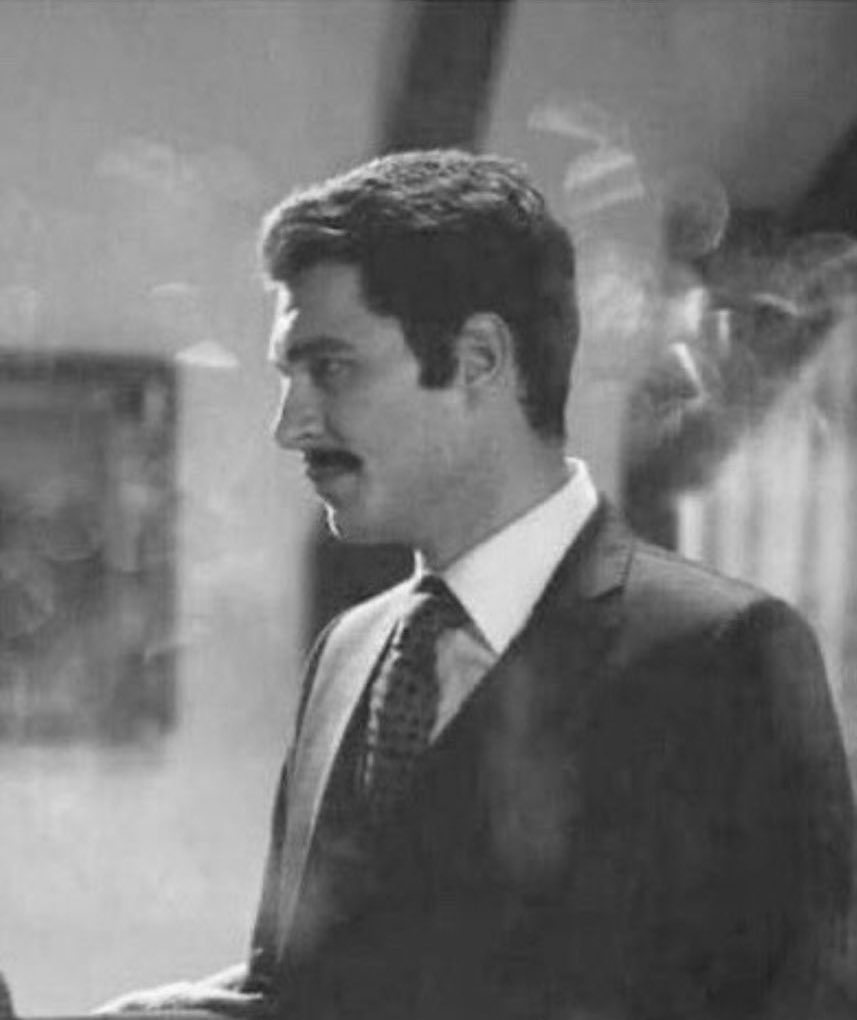 تساومني على الفرقا تحاول كيف تقهرني
انا اقدر وانا غايب اهزك واكسب اعجابك

ولكن نعمة غيابك قصايد فيك شهرتني 
وتكسبني جماهيرن تعاتبني على عتابك 

تبي ترحل ؟ خلاص ارحل ولا به شي يبهرني
من الدنيا تعلمنا دروس اعظم من غيابك

   - مسسساء الخير 🩵✍️