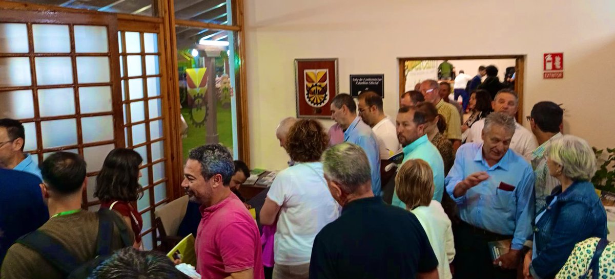 ✍🏻 Gracias por acercaros a conocer 'El Resurgir del Agro' en la <a href="/FeriaCampo/">Fercam</a> en Manzanares.

A su alcalde, Julián Nieva, por su hospitalidad y al presidente de <a href="/CoopAgroCLM/">Cooperativas Agro-alimentarias Castilla-La Mancha</a>, Ángel Villafranca por la presentación.

𝟏𝟎 𝐑𝐞𝐭𝐨𝐬. 📖 Manual para la agricultura española de los