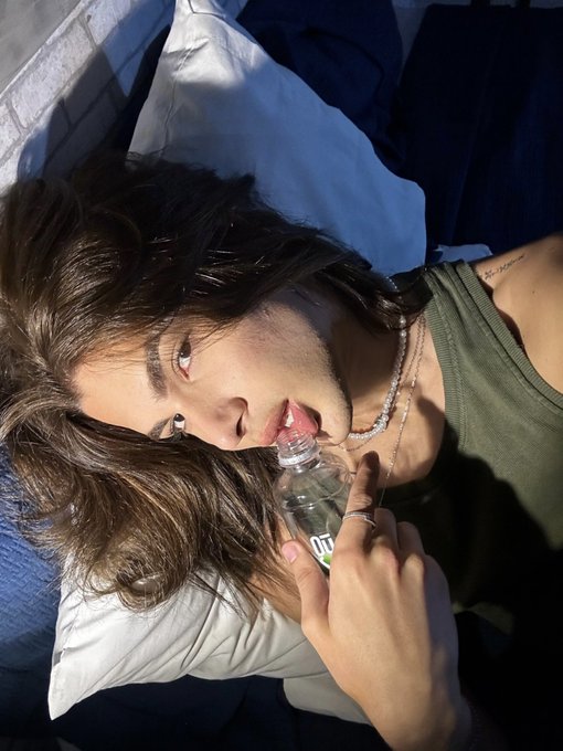 Cara de vadia https://t.co/YyBVbw6JT7