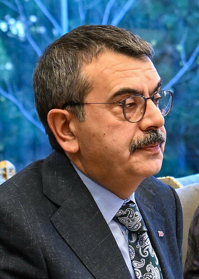 Görev süren boyunca eğitim sistemi berbat oldu. Mülakat sistemini kaldırmadın. Gençler hayata küstü. Hakkımız helal değildir Yusuf Tekin.