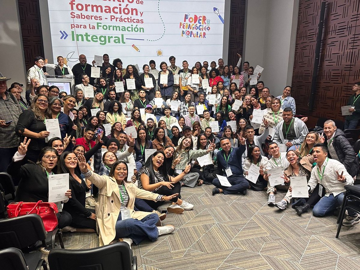 DIANAECHAVARRIA's tweet photo. ¡Excelente Encuentro de Formación y Saberes – Prácticas para la Formación Integral! Los futuros docentes compartieron sus experiencias y aprendizajes durante sus prácticas. Llevan las ganas de enseñar en el Alma, esencia del buen Profesor. @PTA_Colombia #PTAFI #FormaciónIntegral https://t.co/TTMNzURfa5