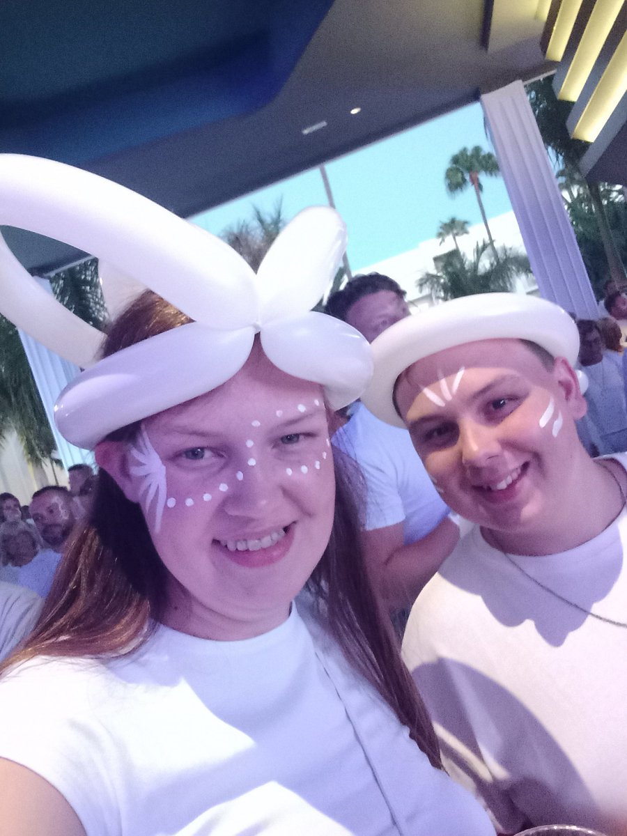Marloes__meyer's tweet photo. #riuparty https://t.co/NGQwuhrBQ9