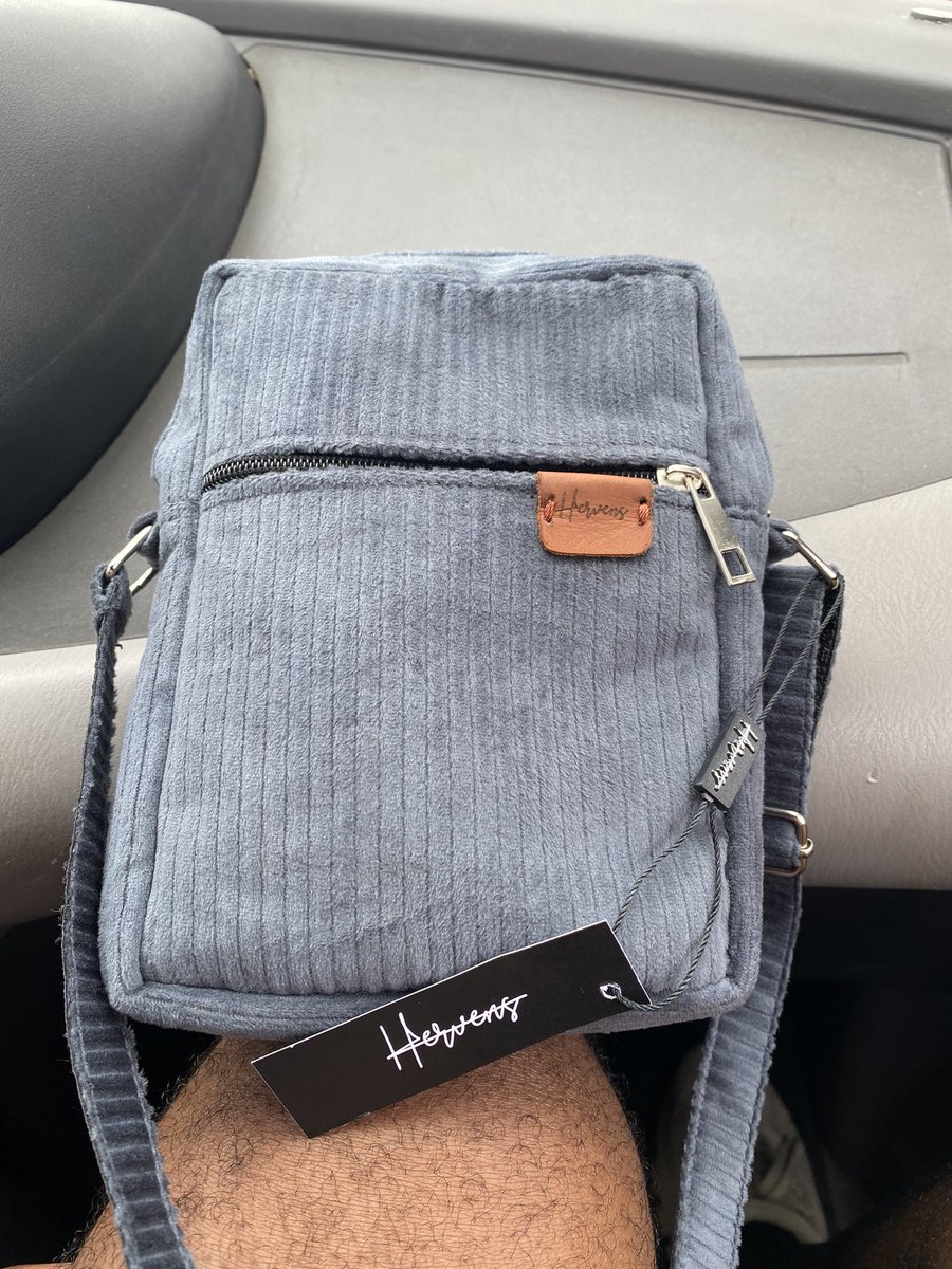 RT GRANDEMENT apprécié 🙏

J’ai égaré ma sacoche "Hervens design" (cf photo) ce soir à Orléans. J’ai des éléments EXTRÊMEMENT importants à l’intérieur dont mon passeport au nom de Melvine LAWSON

La perte a eu lieu entre carrefour place d’arc - de Gaulle et rue Émile Zola.