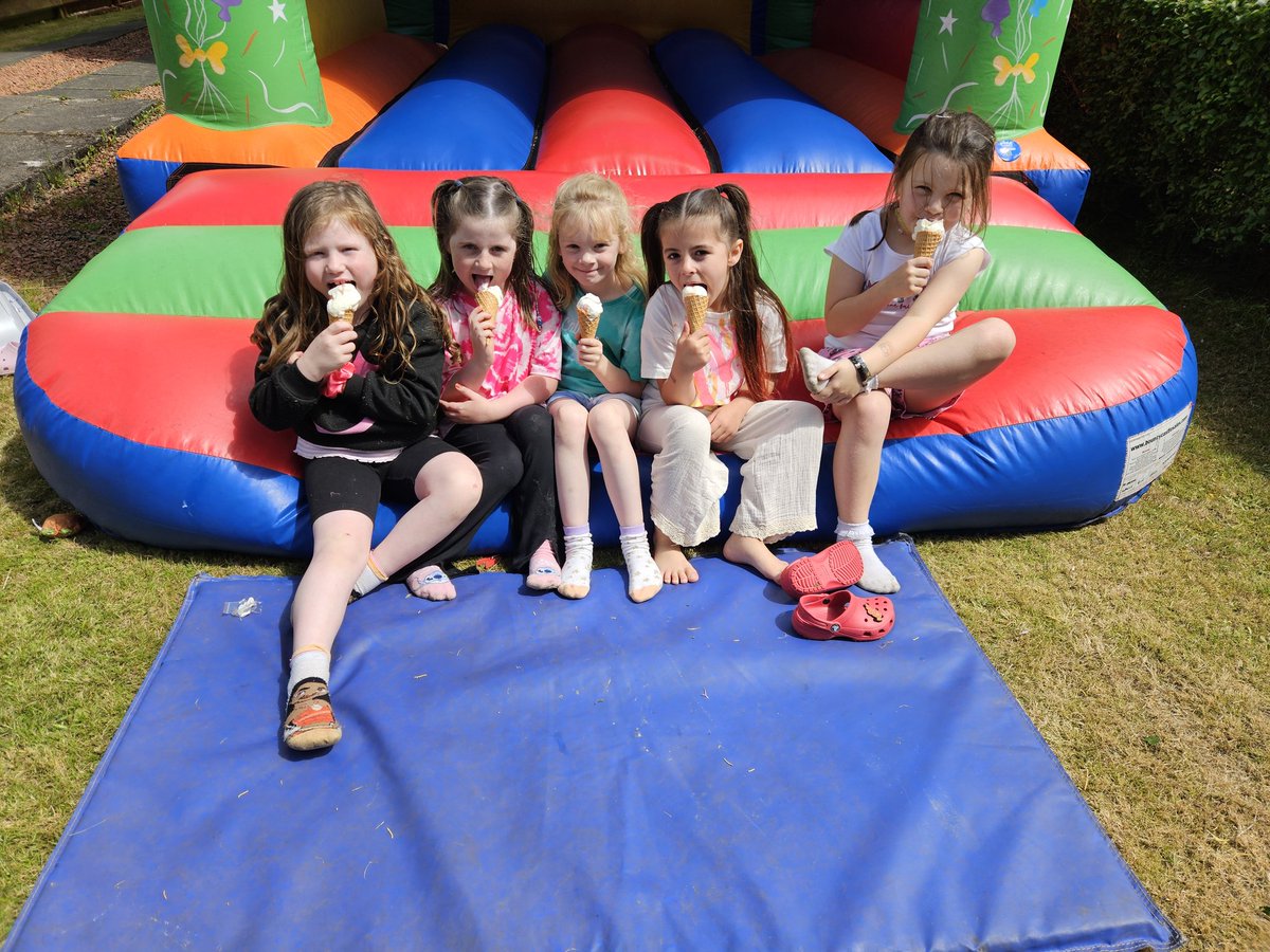 donnaadamsx's tweet photo. Schools out for Summer Party 🥳

It was a day full of fun I love to see her around friends ♥️

#Newritual #BouncyCastle #karaoke https://t.co/Z2soYSVe75