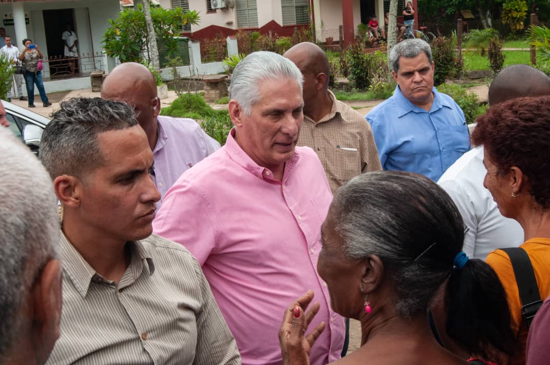 Al dialogar con los habitantes del asentamiento Perseverancia en Aguada de Pasajeros, <a href="/DiazCanelB/">Miguel Díaz-Canel Bermúdez</a> se interesó por los problemas de la comunidad como el tratamiento de aguas residuales, abasto de agua, los viales, así como la vinculación de los jóvenes al estudio y el trabajo