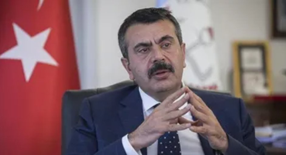 mebguncelcom's tweet photo. Göreve geldiği günden beri sadece cemaat, vakıf ve derneklere hizmet eden kişiye, ülkenin en hassas ve en temel taşı olan eğitim camiasını teslim etmek en büyük yanlıştı!!

 Millî Eğitim Bakanı Yusuf TEKİN  toplumda ve eğitim camiasında karşılığı olmayan bir aktör.
#TekinOlmadı https://t.co/x3o9WUfbkn