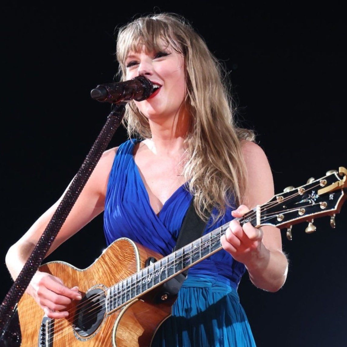 TheSwiftSociety's tweet photo. 🚨l | TAYLOR SWIFT IS PERFORMING A MASHUP OF "State Of Grace" AND "You're On Your Own, Kid" #DublinTSTheErastour https://t.co/3Kp6Djjh4B
