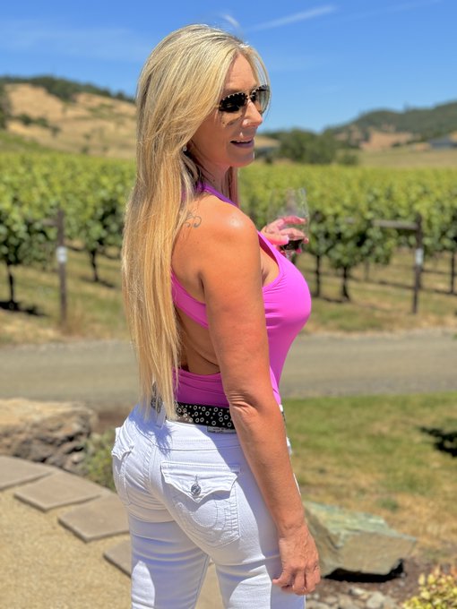 2 pic. On my way to a friend’s wedding weekend! Thought I’d stop for a a little wine ? 

Where you at