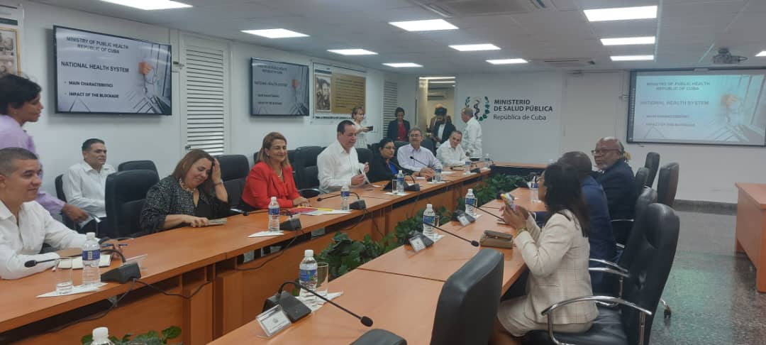 🩺Dennis Francis trasladó a los profesionales sanitarios un reconocimiento por mantener bien en alto las conquistas sociales forjadas en Cuba🇨🇺, a la vez que resaltó la admiración por los logros de la Isla caribeña en el  ámbito de la Salud⚕️.