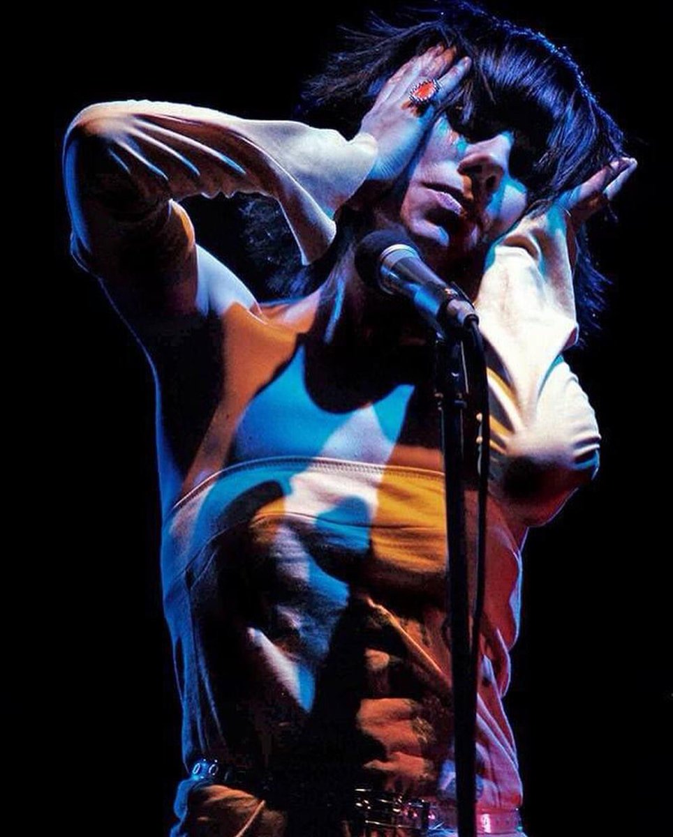 What is this crap playing at Glastonbury …. Can we have more PJ please …. Even Polly is covering her ears .